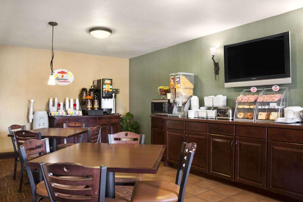 Lounge nebo bar v ubytování Super 8 by Wyndham Fairview Heights-St. Louis
