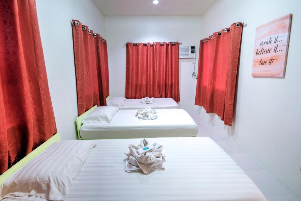 Postel nebo postele na pokoji v ubytování Sulit Budget Hotel near Dgte Airport Citimall