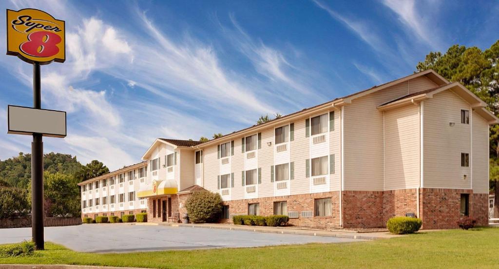 um edifício de hotel com uma placa em frente em Super 8 by Wyndham Fayetteville em Fayetteville