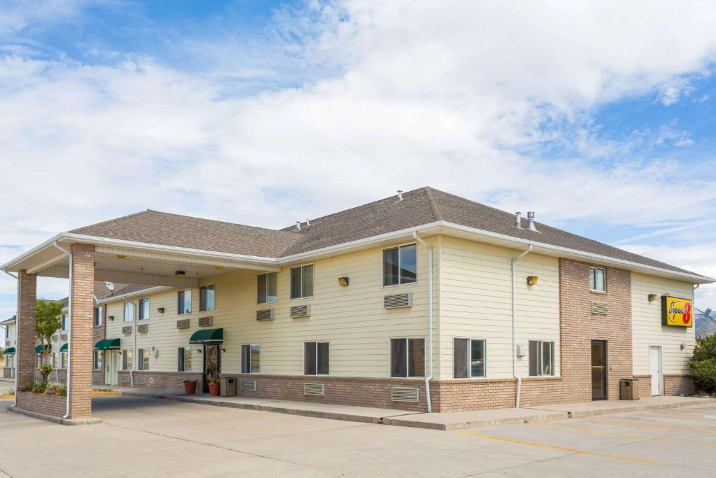 un grand bâtiment blanc avec un toit dans l'établissement Hotel Zyva, à Beaver