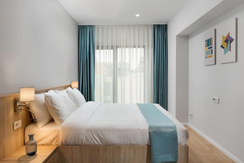 Postel nebo postele na pokoji v ubytování Athina Suites Hotel