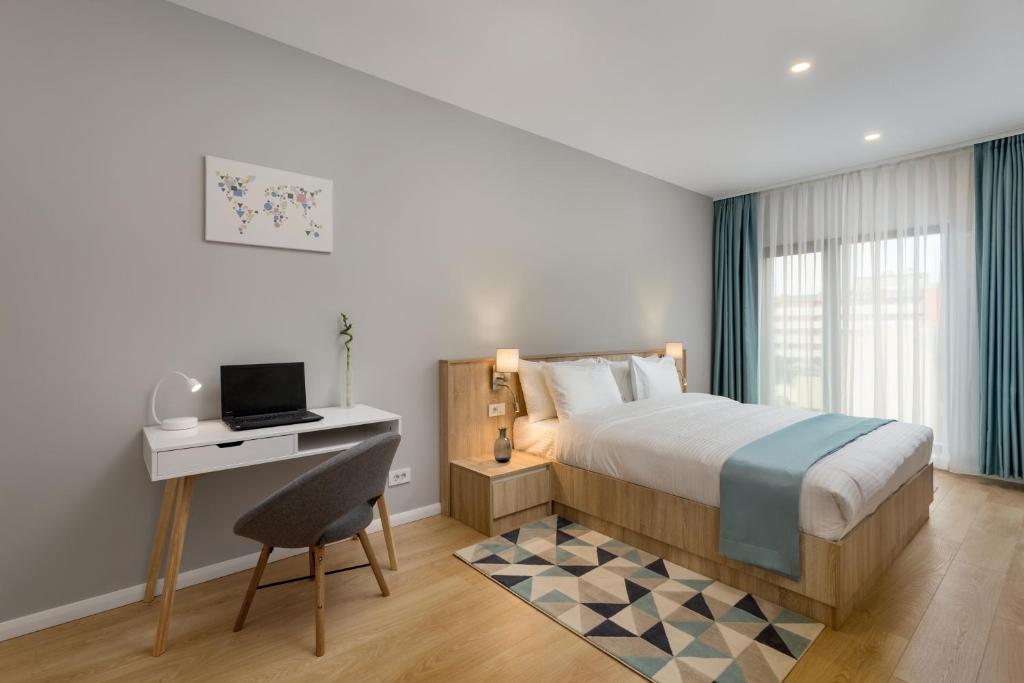 Postel nebo postele na pokoji v ubytování Athina Suites Hotel