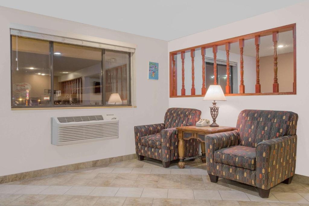 Posezení v ubytování Super 8 by Wyndham Winnemucca NV