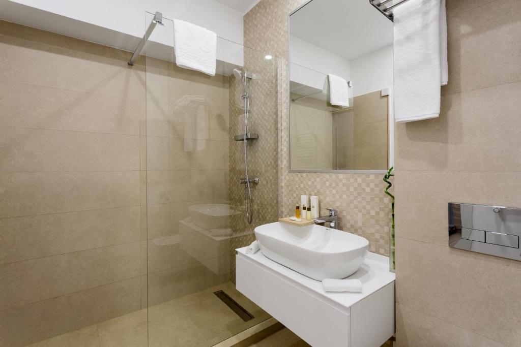 Koupelna v ubytování Athina Suites Hotel
