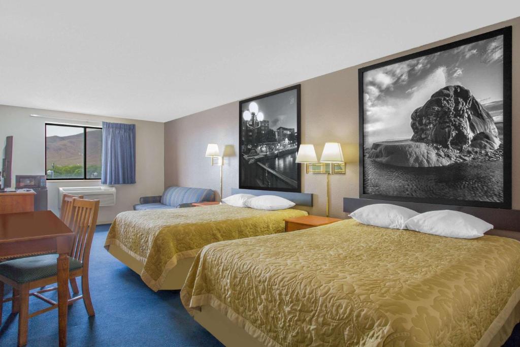 Postel nebo postele na pokoji v ubytování Super 8 by Wyndham Winnemucca NV