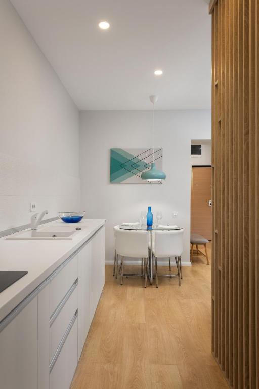 Kuchyň nebo kuchyňský kout v ubytování Athina Suites Hotel