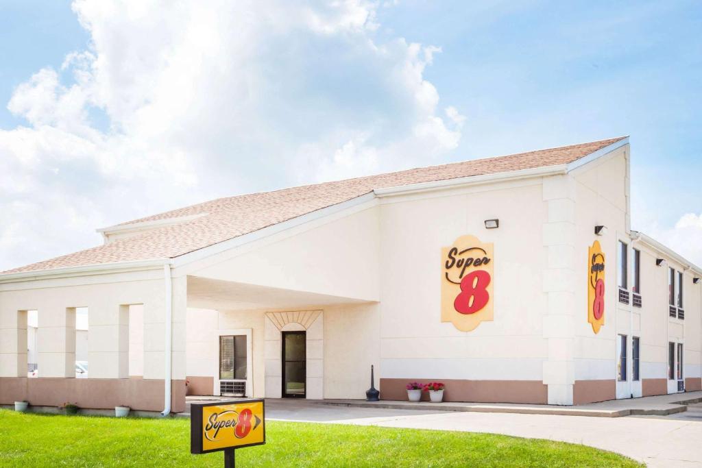 un edificio con un letrero que lee donuts Dunkin en Super 8 by Wyndham Lincoln, en Lincoln