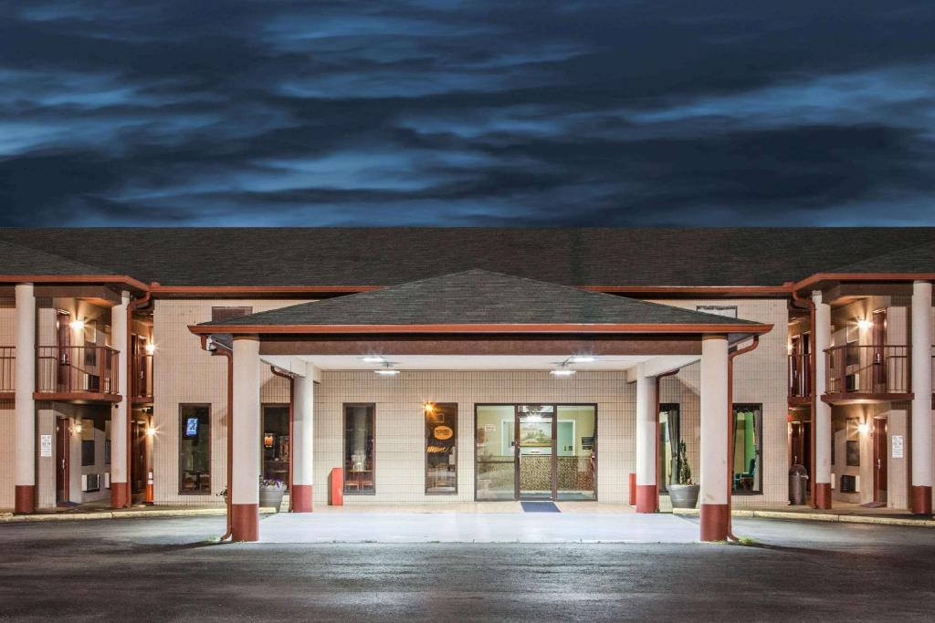 a building with a parking lot at night at Super 8 by Wyndham Malvern in Malvern