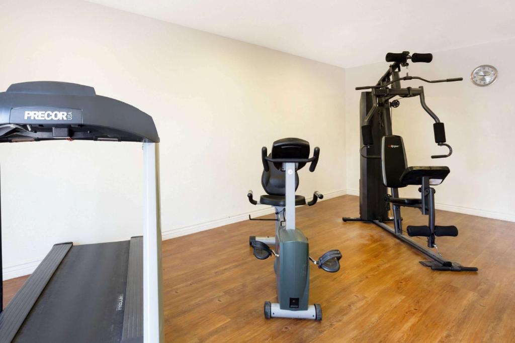 Fitness centrum a/nebo fitness zařízení v ubytování Super 8 by Wyndham Chandler Phoenix