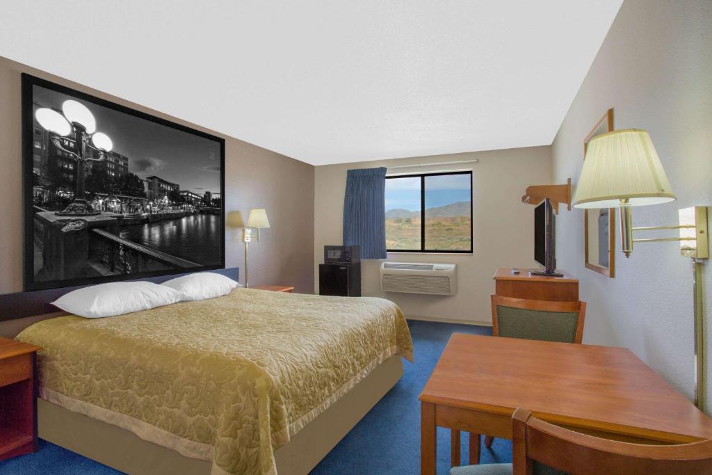 Postel nebo postele na pokoji v ubytování Super 8 by Wyndham Winnemucca NV