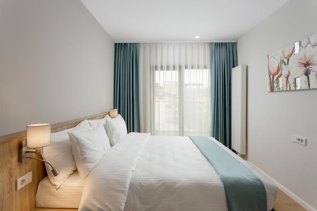 Postel nebo postele na pokoji v ubytování Athina Suites Hotel