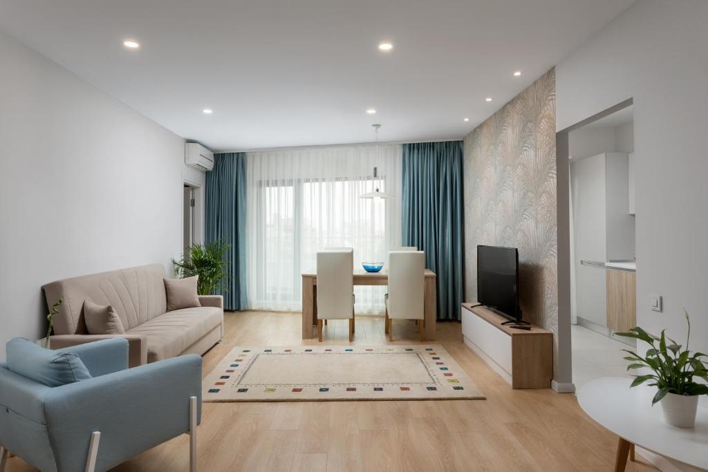 TV a/nebo společenská místnost v ubytování Athina Suites Hotel