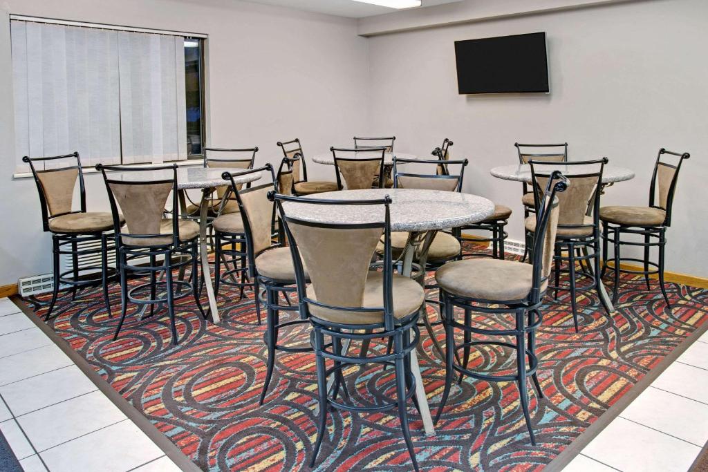 Super 8 by Wyndham Fort Collins photo