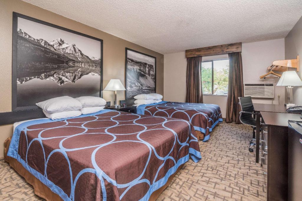 une chambre d'hôtel avec un lit et un bureau dans l'établissement Super 8 by Wyndham Boise, à Boise
