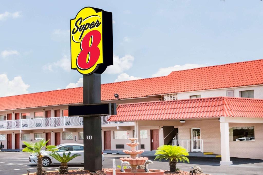 um sinal para um super restaurante num parque de estacionamento em Super 8 by Wyndham Ft Walton Beach em Fort Walton Beach