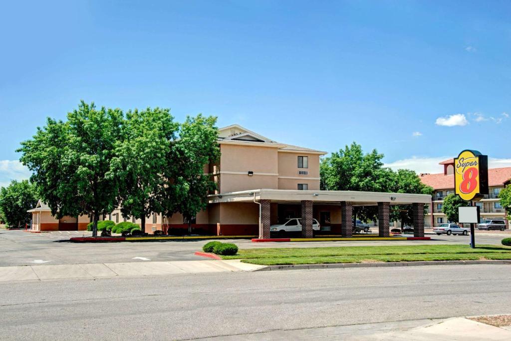 an empty street in front of a hotel at Super 8 by Wyndham Albuquerque West/Coors Blvd in Albuquerque