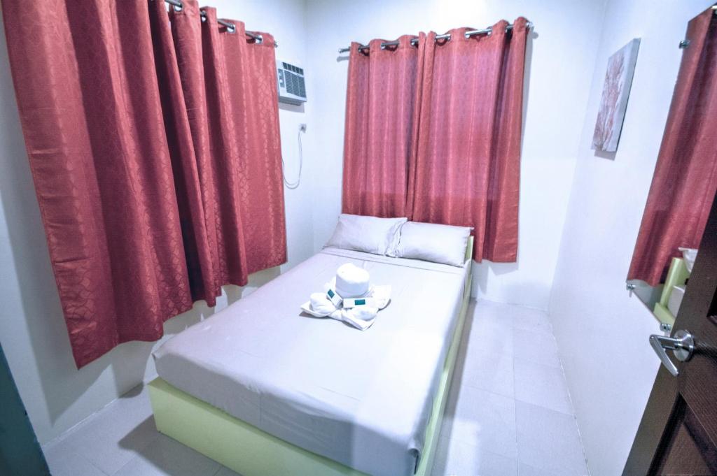 Postel nebo postele na pokoji v ubytování Sulit Budget Hotel near Dgte Airport Citimall