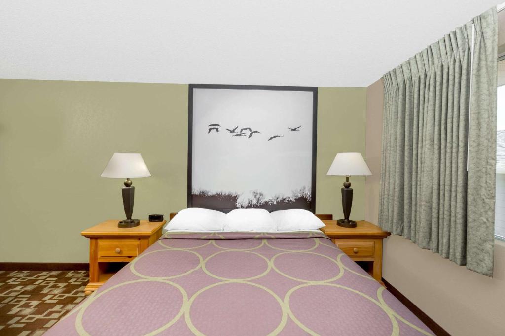 Postel nebo postele na pokoji v ubytování Super 8 by Wyndham Kearney