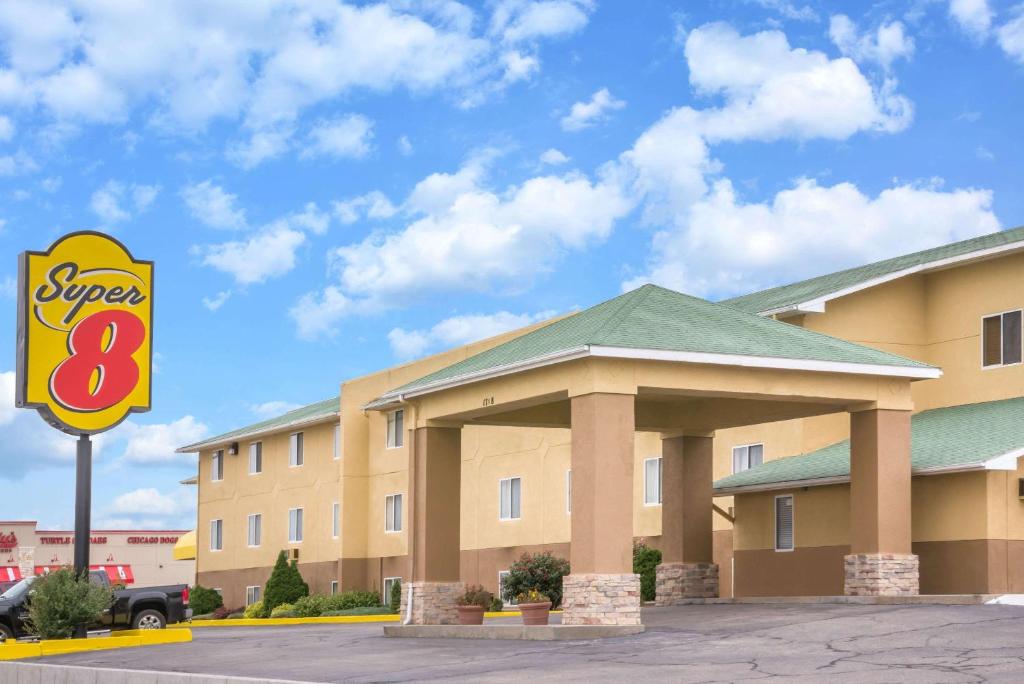 ein Hotel mit einem Super-Schild davor in der Unterkunft Super 8 by Wyndham Dodge City in Dodge City