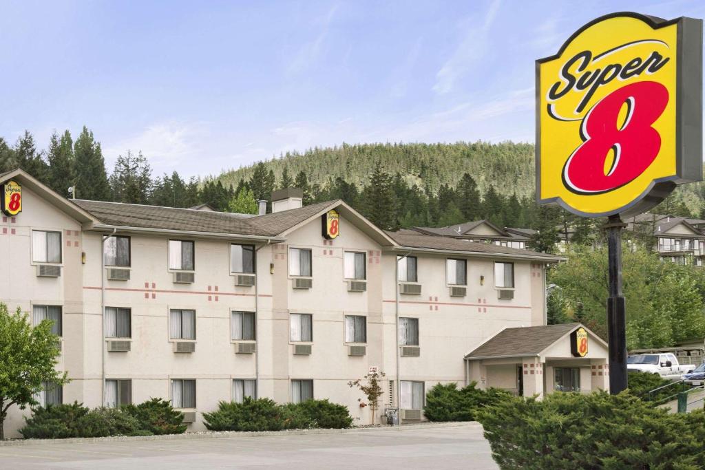 un super cartel delante de un hotel en Super 8 by Wyndham Williams Lake BC, en Williams Lake