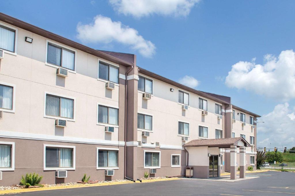 a large apartment building with a street in front of it at Boarders Inn & Suites by Cobblestone Hotels Waterloo Cedar Falls in Waterloo
