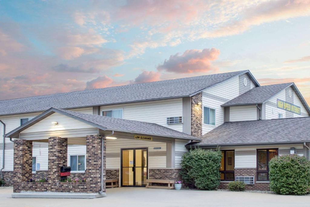 a rendering of a home at sunset at Super 8 by Wyndham Waverly in Waverly