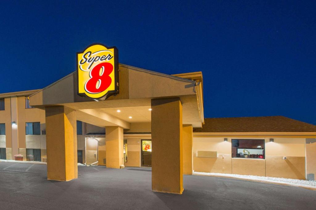 un benzinaio con un cartello sopra di Super 8 by Wyndham Sioux City/Morningside Area a Sioux City