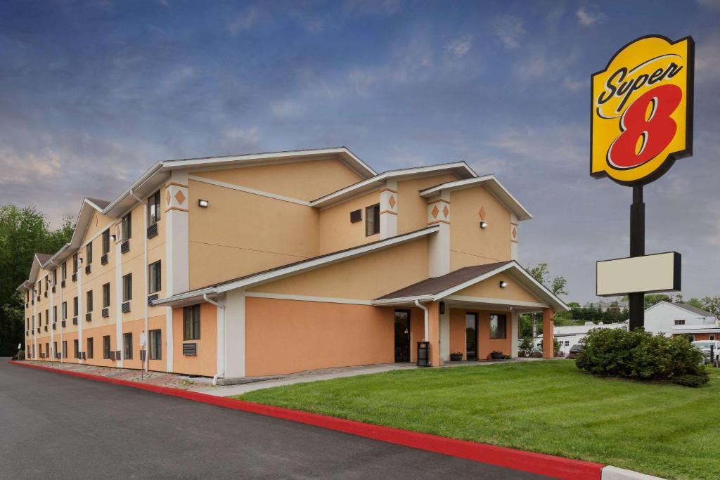 un cartel frente a un hotel con una hamburguesa King en Super 8 by Wyndham Havre De Grace Aberdeen Area, en Havre de Grace