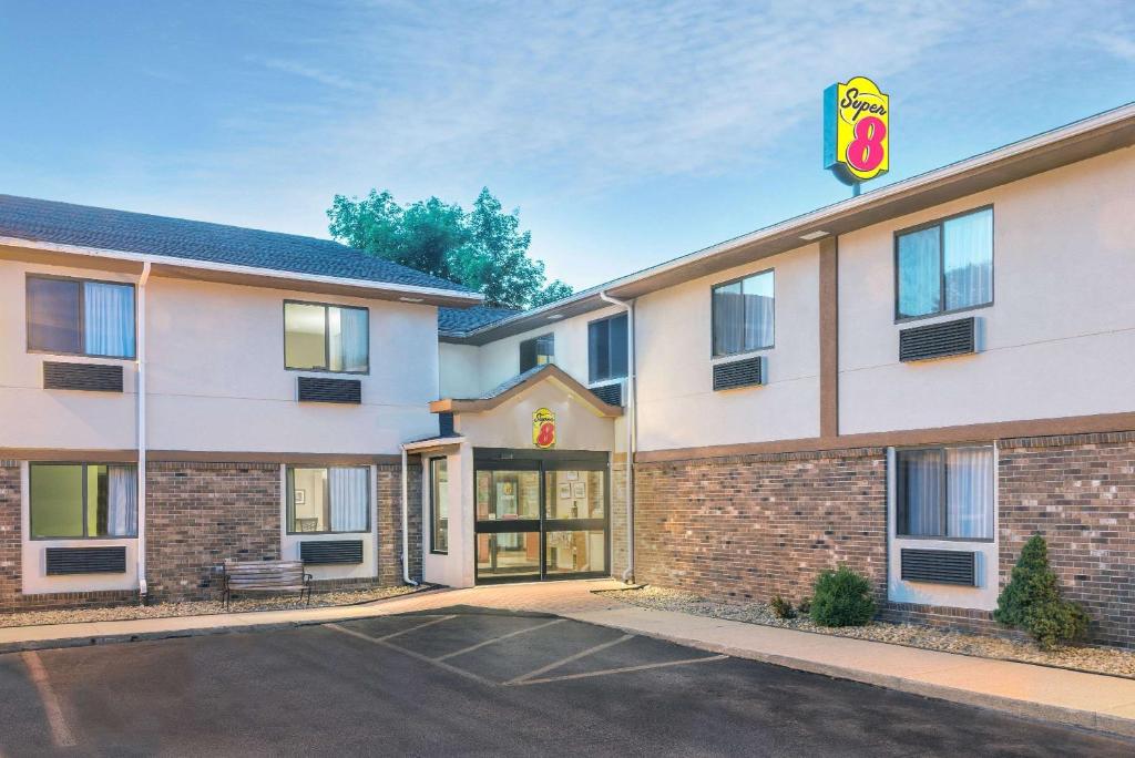 aury inn suites on the park building at Super 8 by Wyndham Tilton/Lake Winnipesaukee in Tilton