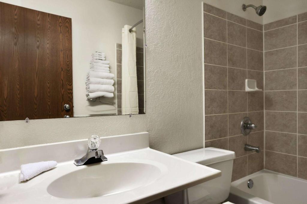 Super 8 by Wyndham Peru Starved Rock State Park - Superior Queen Kamer – Niet-Rokers