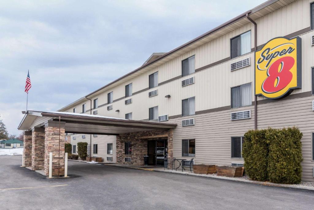 un hotel con un cartel en el lateral de un edificio en Super 8 by Wyndham Kalispell Glacier National Park, en Kalispell