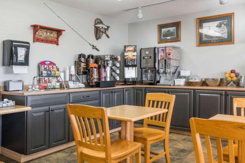 Super 8 by Wyndham Baxter/Brainerd Area photo