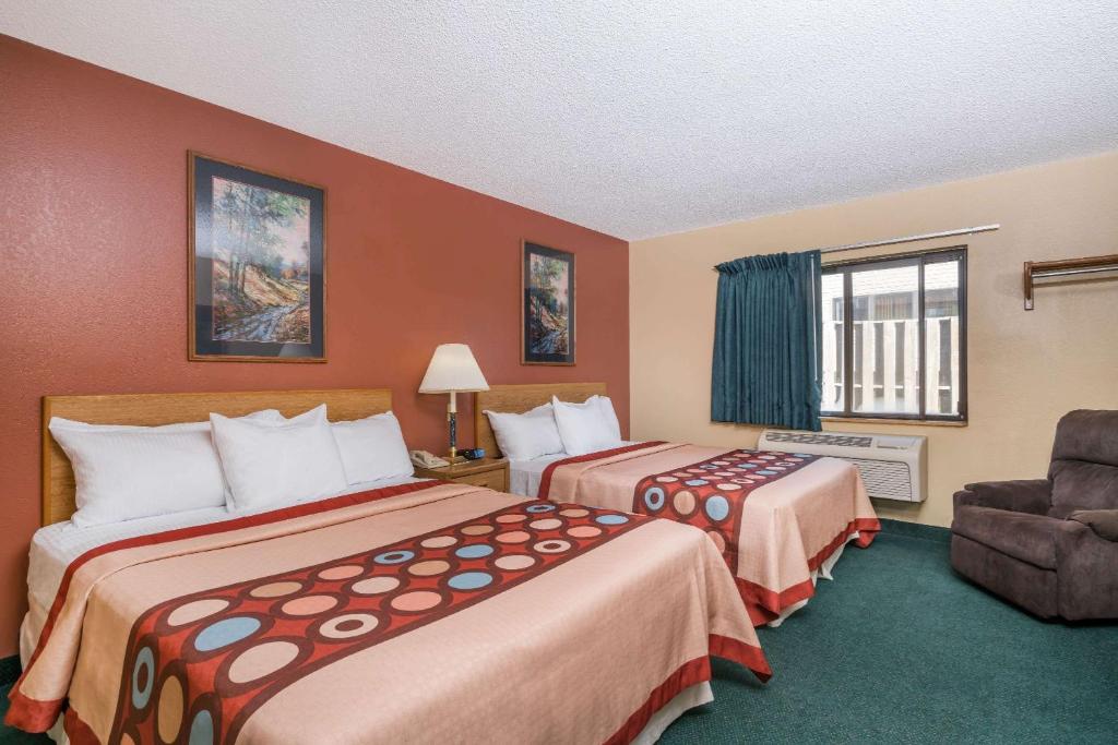 Super 8 by Wyndham Baxter/Brainerd Area photo
