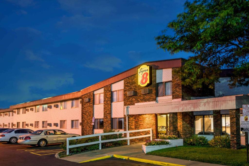 een fastfoodrestaurant met auto's geparkeerd op een parkeerplaats bij Super 8 by Wyndham Brooklyn Center/MPLS in Brooklyn Center