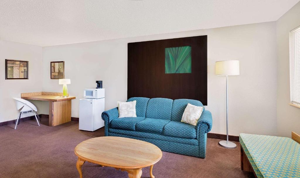 Posezení v ubytování Super 8 by Wyndham Newburgh/West Point Stewart Intl Airport