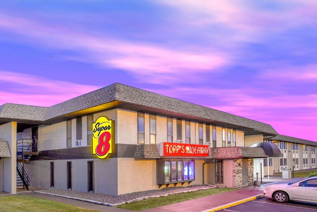 un ristorante McDonalds con un cartello sul lato di Super 8 by Wyndham Windsor/Madison North a Windsor