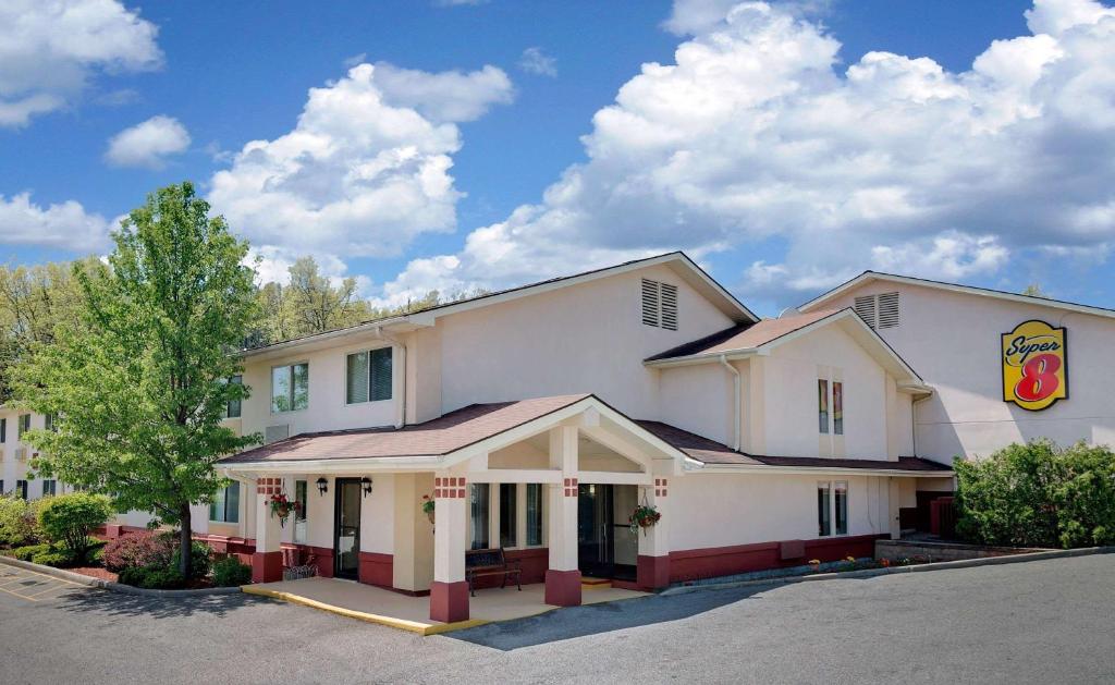 Suites aury inn en el edificio del parque en Super 8 by Wyndham Newburgh/West Point Stewart Intl Airport, en Newburgh