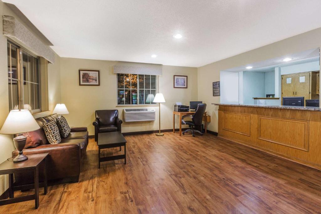 Posezení v ubytování Super 8 by Wyndham East Stroudsburg - Poconos