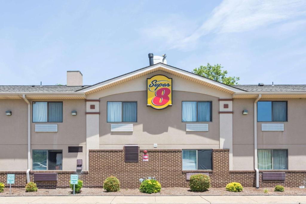Un hotel con un cartel en la entrada. en Super 8 by Wyndham Hampton, en Hampton