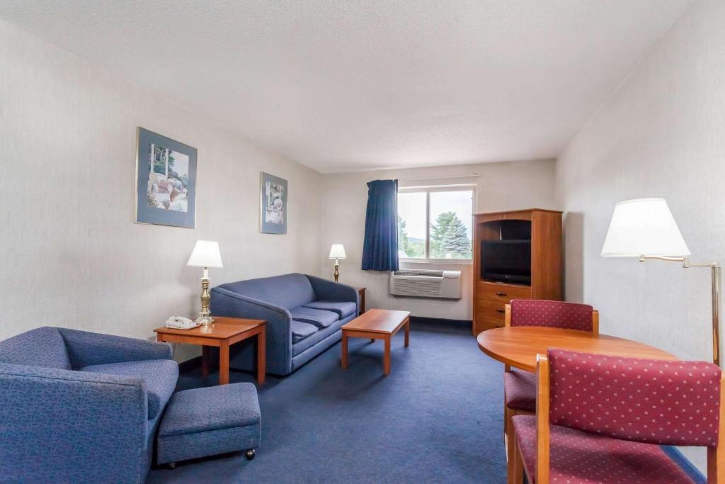 Posezení v ubytování Super 8 by Wyndham Sidney NY