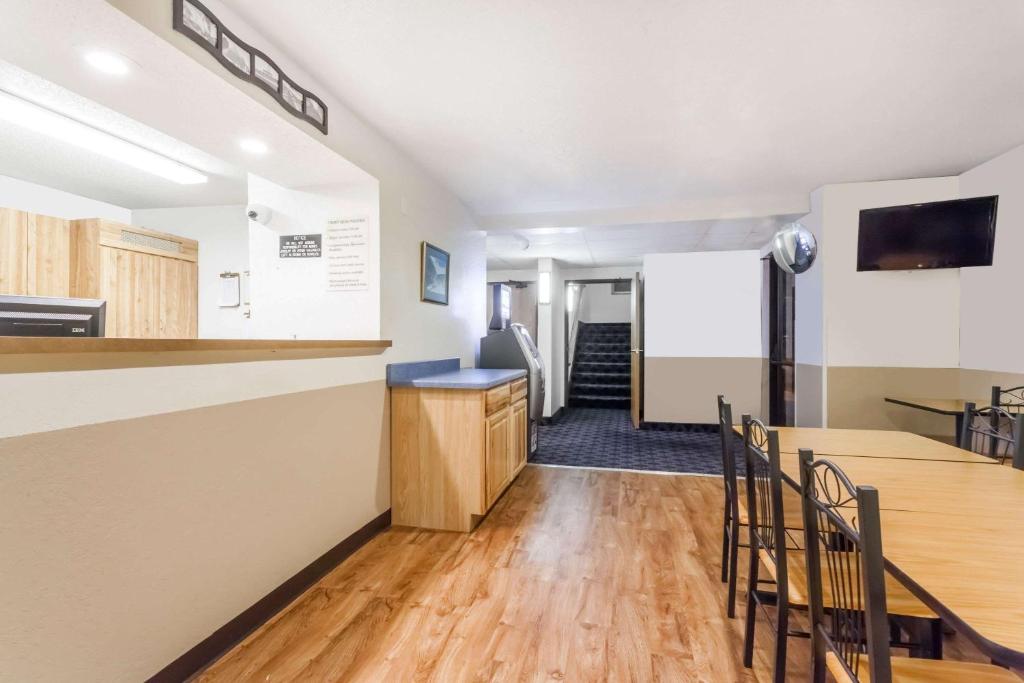 Kuchyň nebo kuchyňský kout v ubytování Super 8 by Wyndham Sidney NY