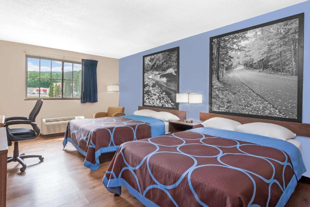 Postel nebo postele na pokoji v ubytování Super 8 by Wyndham Oneonta/Cooperstown