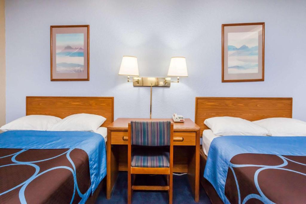 Postel nebo postele na pokoji v ubytování Super 8 by Wyndham Sidney NY