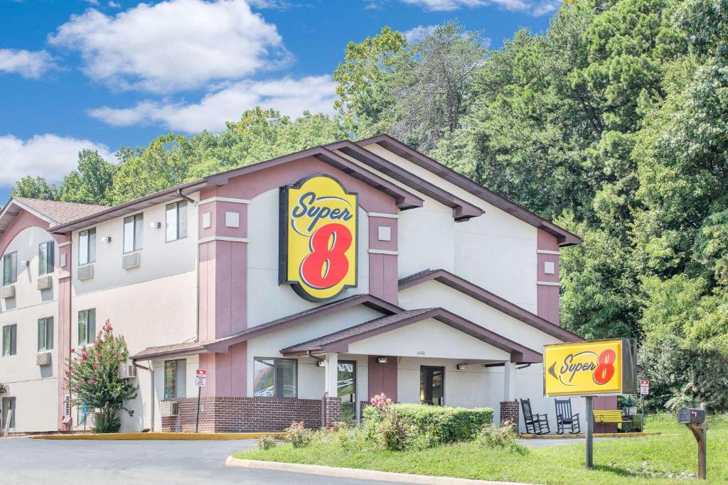 een bord aan de zijkant van een hotel bij Super 8 by Wyndham Roanoke VA in Roanoke