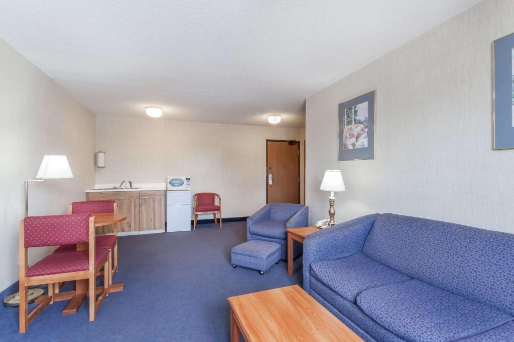 Posezení v ubytování Super 8 by Wyndham Sidney NY