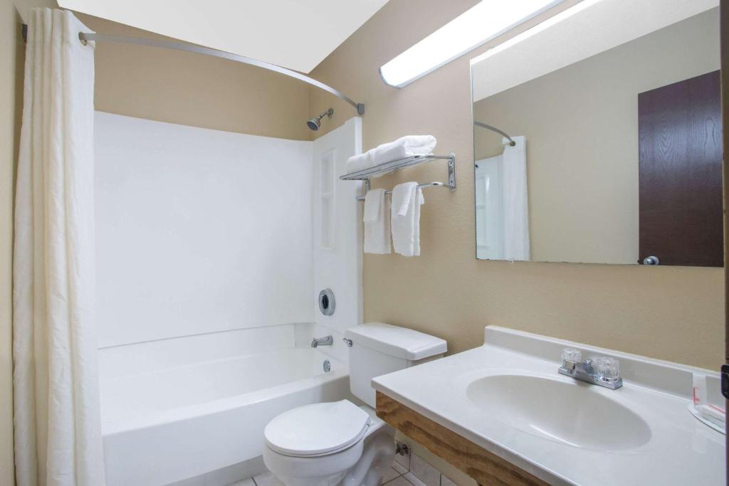 Super 8 by Wyndham Christiansburg/Blacksburg Area - Queen Room - Non-Smoking