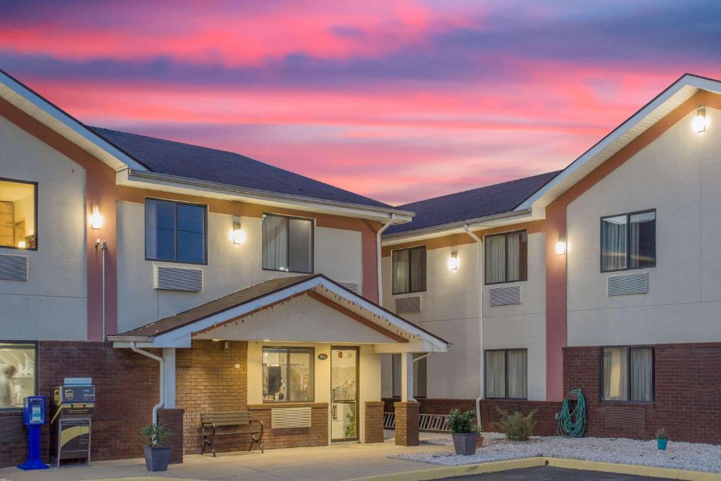 a rendering of a building at sunset at Super 8 by Wyndham Appomattox VA in Appomattox