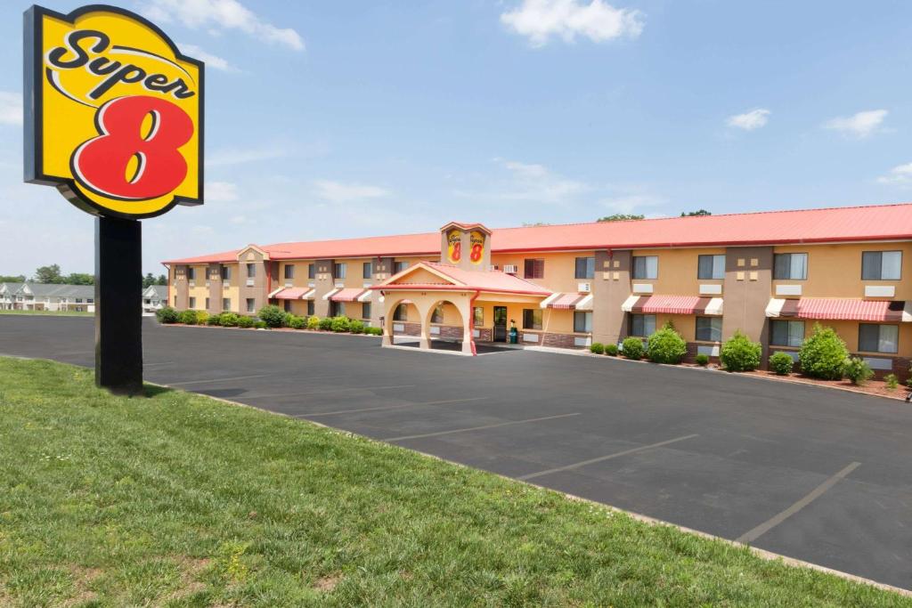 a rendering of the exterior of a hotel at Super 8 South by Wyndham in Bowling Green