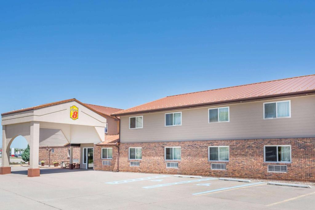 un hotel con un edificio con aparcamiento en Super 8 by Wyndham Ogallala en Ogallala