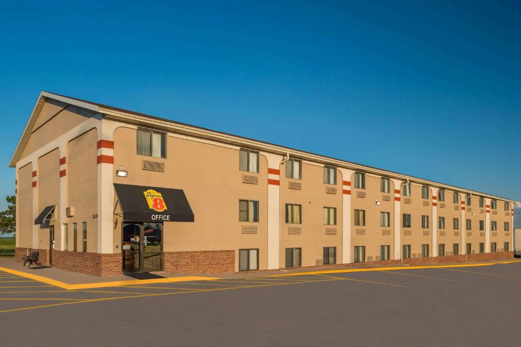 una rappresentazione di un hotel di Super 8 by Wyndham Lincoln West a Lincoln